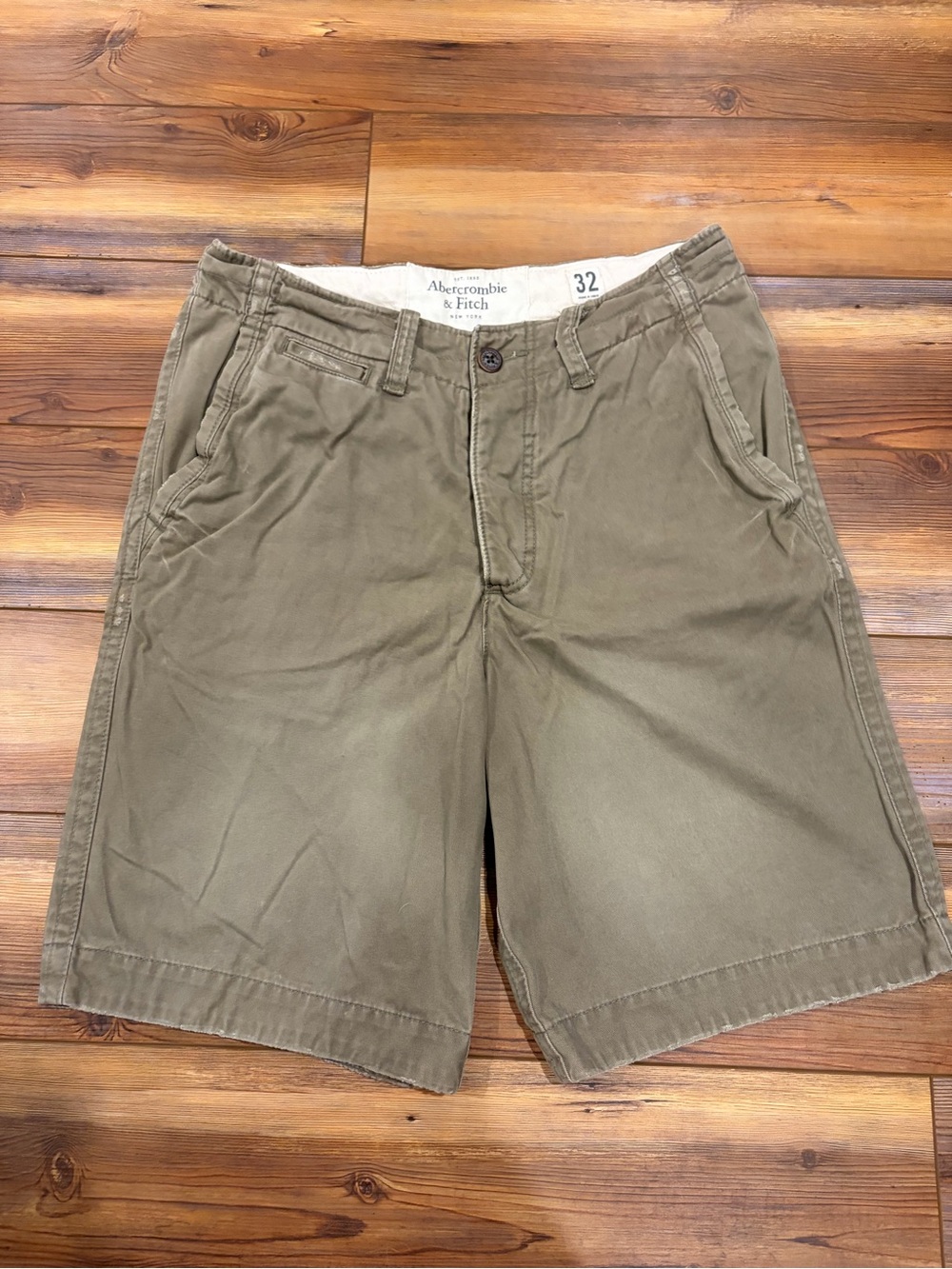 Abercrombie & Fitch Men’s khaki Shorts Button Fly size 32